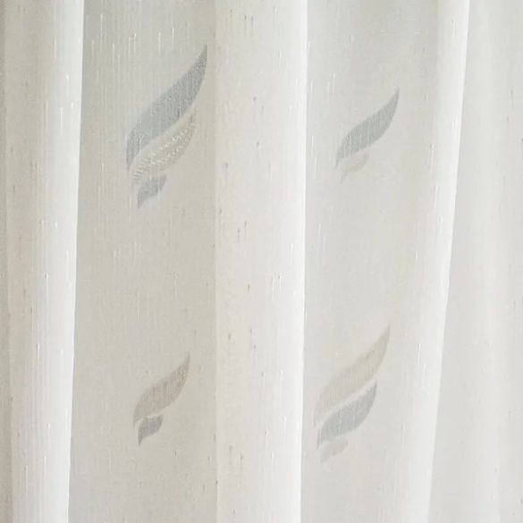 1265 tört fehér alapon mintás voile függöny, ekrü és szürke mintával kapható, 180cm, 300cm magas